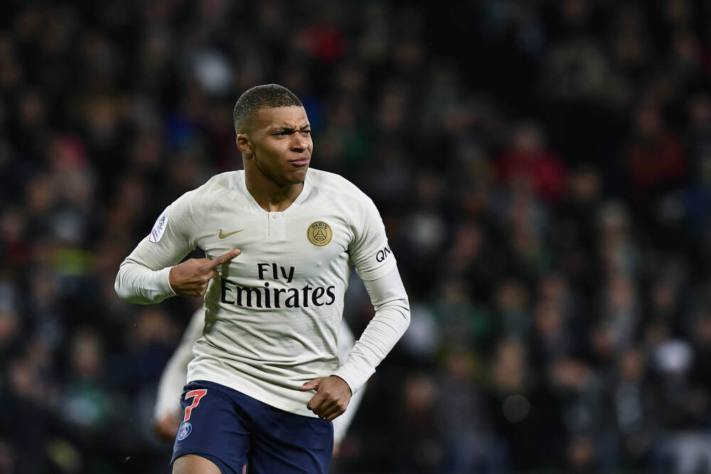 黑色打底裤的穿搭秘诀：教你如何毫不费力地营造出时髦的都市氛围感